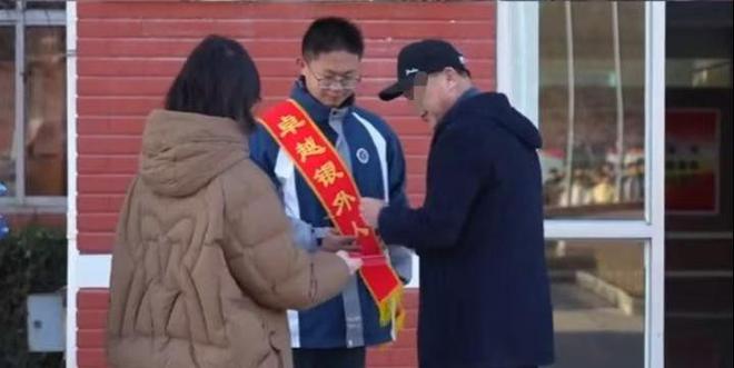 后续来了！网友表示：这嘉奖是不是低了pg电子中国地震中高中生背起同学逃生(图12)