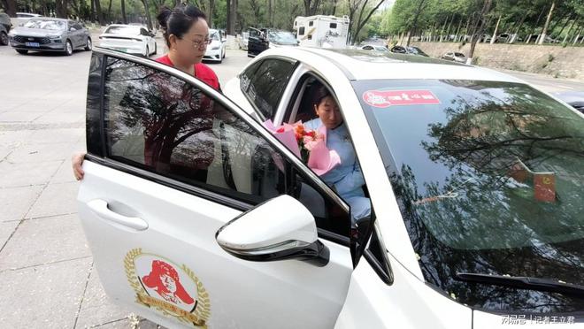 企业致敬白衣天使凝聚社会温情pg电子免费模拟器沈阳爱心(图2)