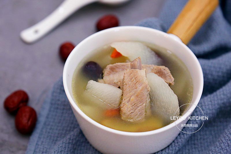 食材放锅里一键即成秋天干燥要多喝汤pg电