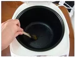 电饭锅不粘锅？原来方法这么简单pg电子试玩入口百修宝：怎样让(图2)